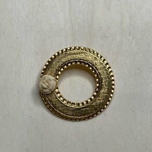 Vintage gold tone crosshatch textured circle brooch with carved celluloid flower